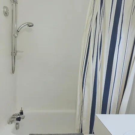 Cozy Nest For 2 With Balcony & Access *
