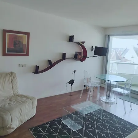 Cozy Nest For 2 With Balcony & Access شقة